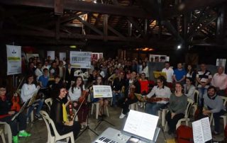Campanha Vire do Avesso em um auditório com vários músicos