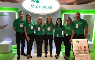 Funcionários da Molnlycke, em um evento no Congresso SOBENFeE em Salvador