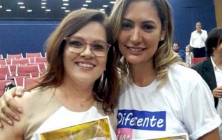Dra. Jeanine, presidente da DEBRA Brasil, ao lado de Michelle Bolsonaro no Fórum de discussão sobre síndromes raras