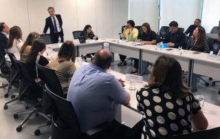 Voluntários da DEBRA Brasil, representantes das sociedades médicas e de enfermagem, em Brasília, numa reunião.