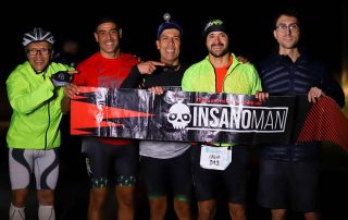 Fábio, pessoa com EB, junto com seus apoiadores, no final do evento do INSANOMAN.
