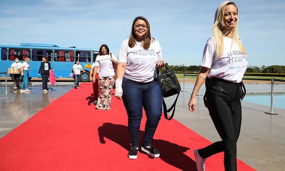 Juliene Matos, pessoa com epidermólise bolhosa (EB) e vice-presidente da DEBRA Brasil, ao lado da Ana Luiza Muzzi, mãe do Theo, criança com EB simples generalizada, na entrada do Palácio da Alvorada