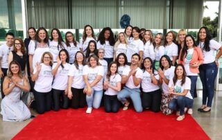 Foto de grupo das mulheres que participaram do evento das mães de raros, no Palácio da Alvorada, com Michelle Bolsonaro e o maquiador Agustin.