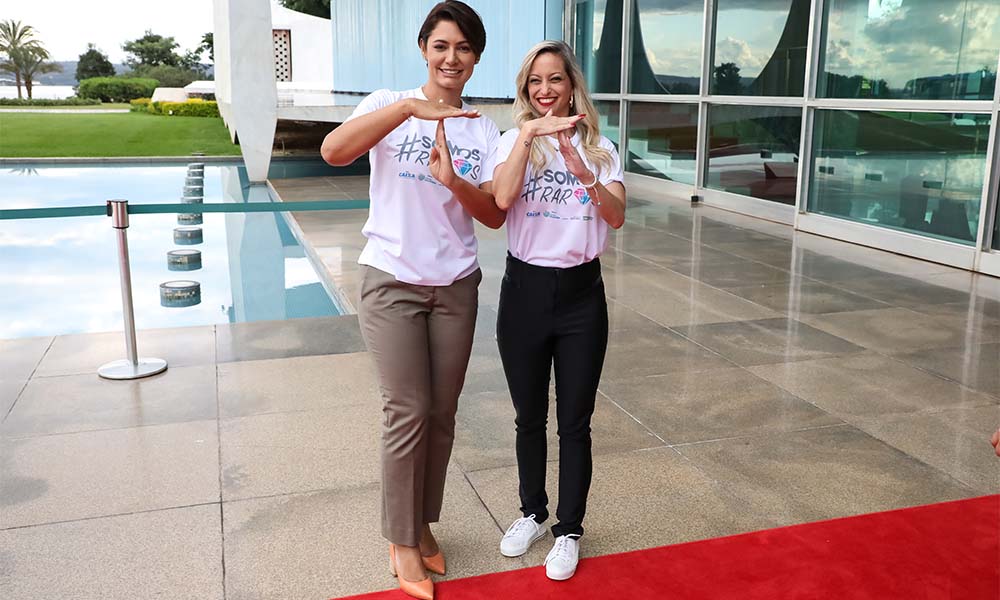 Michelle Bolsonaro e Ana Luiza Muzzi, fazem o símbolo da letra T, a pedido do filho da Ana, que nasceu com epidermólise bolhosa (EB), uma doença rara