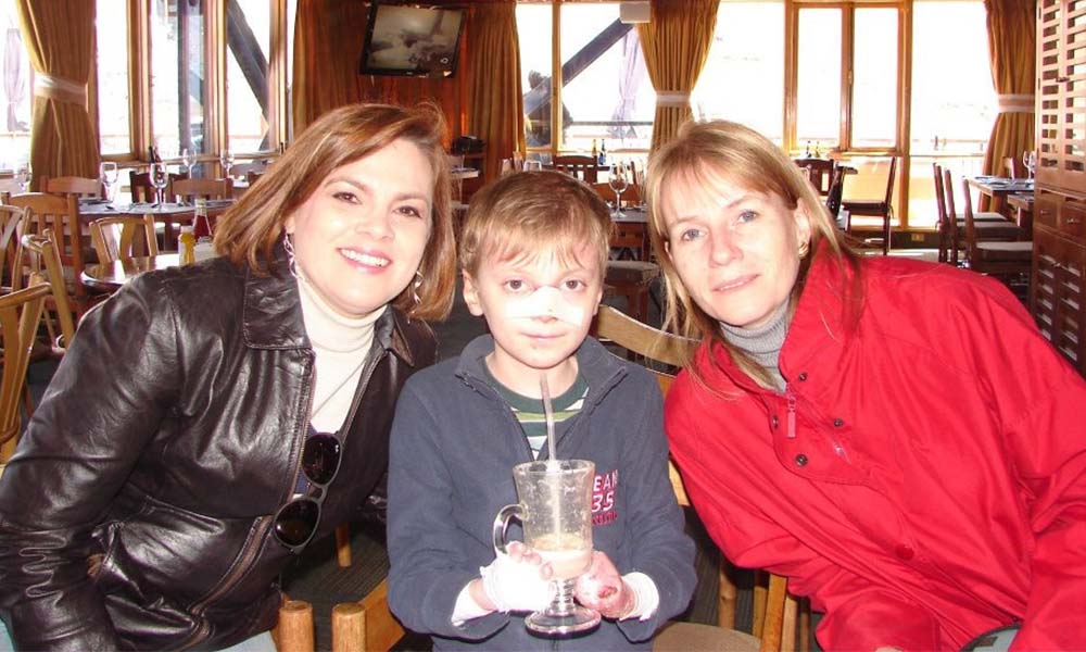 Dra. Jeanine, diretora médica da DEBRA, com o Emanuel (EB distrófica recessiva) e a mãe Inka