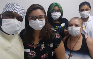 Juliene Matos, vice-presidente da DEBRA Brasil, com a família e a equipe da AME.