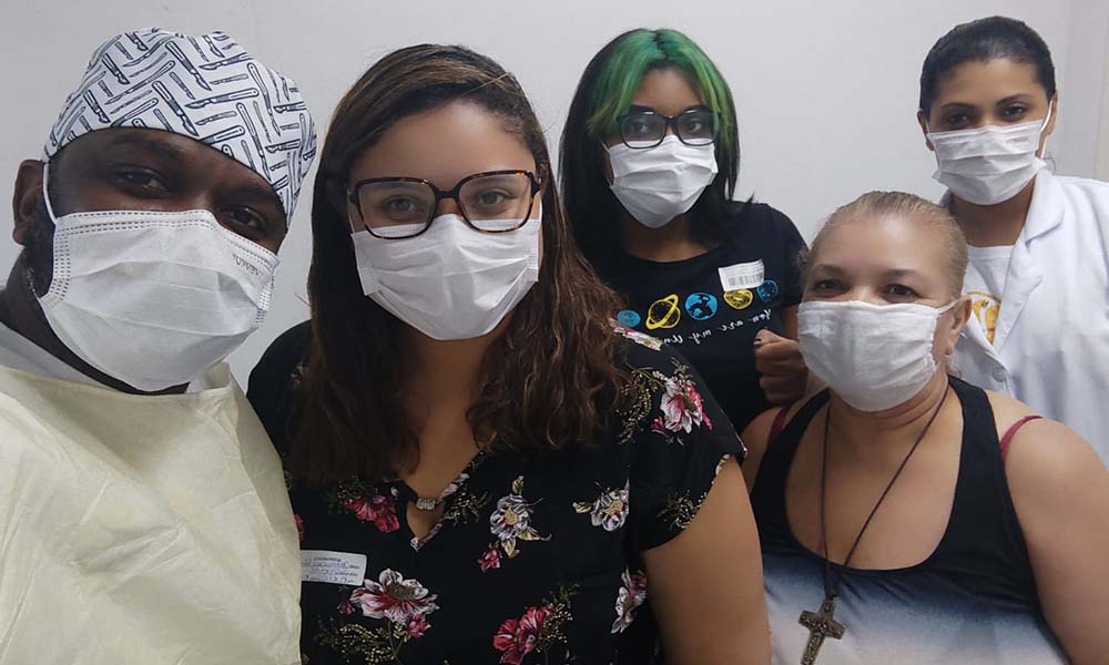 Juliene Matos, vice-presidente da DEBRA Brasil, com a família e a equipe da AME de Capão Redondo