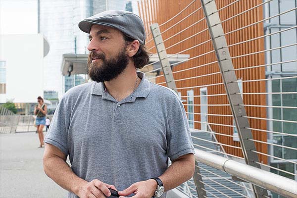 Guilherme Gobbi, fotógrafo de moda renomado com portfolio internacional e fotógrafo voluntário da DEBRA Brasil, associação de epidermólise bolhosa (EB) no Brasil