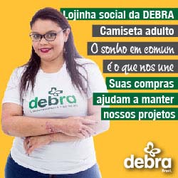 Propaganda da lojinha da DEBRA com a Juliene, pessoa com EB, vestindo a camiseta da DEBRA Brasil.