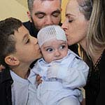 Avatar do Lucas, bebê com epidermólise bolhosa, junto com a família