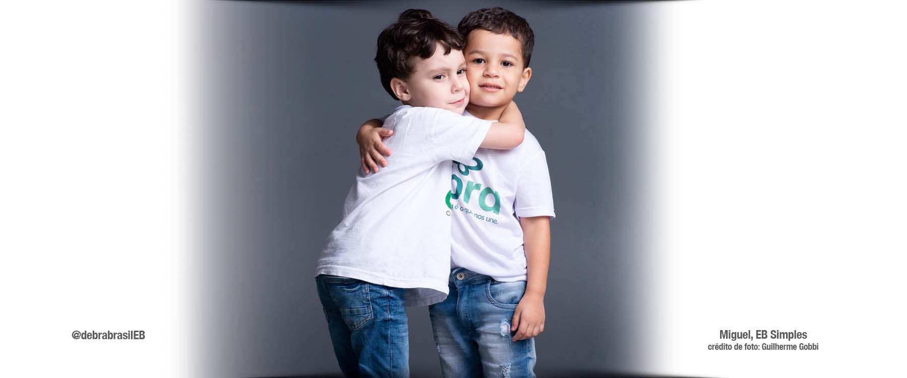 Miguel, criança com epidermólise bolhosa (EB) simples é abraçado bem forte pelo seu amiguinho Luccas