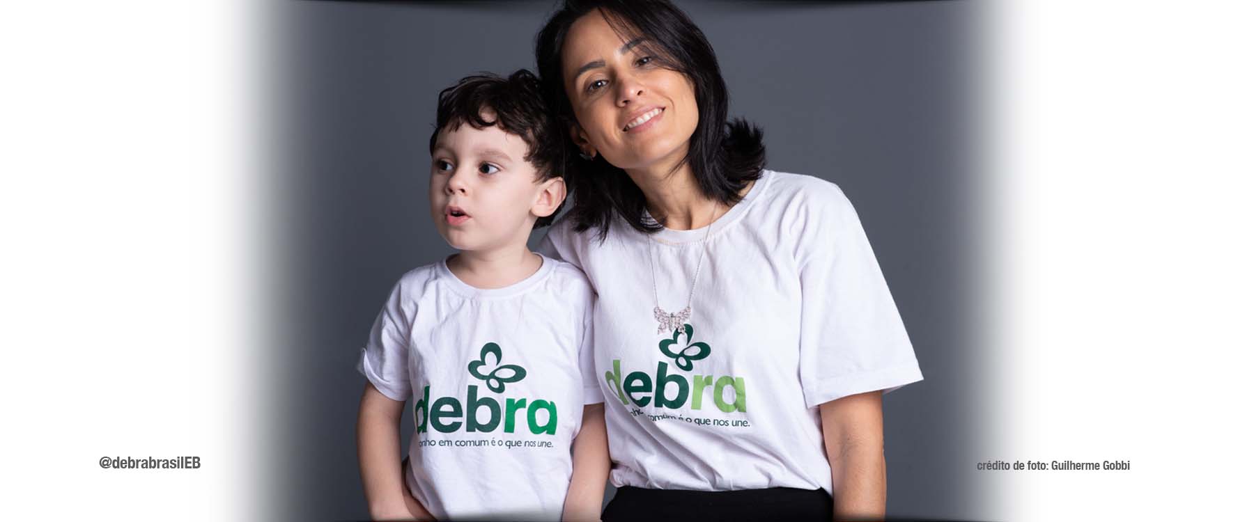 Dra. Rosalie Torrelio apresentadora do DEBRA Talks, programa de entrevistas sobre a epidermólise bolhosa (EB) com profissionais e a comunidade EB, ao lado do filho