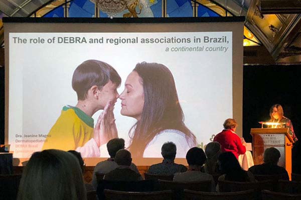 Dra. Jeanine palestrando no congresso de Epidermólise Bolhosa (EB) da Debra International em Zermatt - Suíça. Tema da palestra: O papel da Debra Brasil e as associações regionais