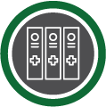 Círculo cinza escuro e contorno verde com a ilustração de três livros com o símbolo de hospital. O ícone representa biblioteca de epidermólise bolhosa (EB)