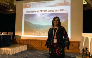 Dra. Jeanine no auditório do Congresso de 2018 da DEBRA International.