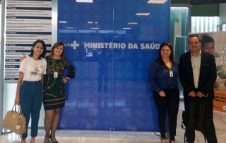 Voluntários da DEBRA Brasil em Brasília, na entrada do Ministério da Saúde.