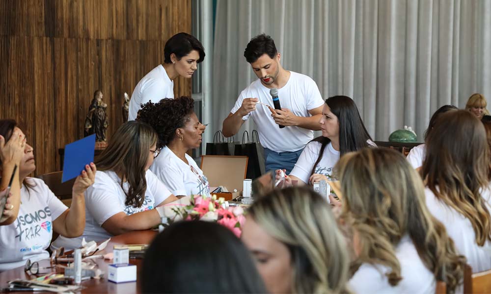 O maquiador Agustin Fernandez ao lado da primeira-dama Michelle Bolsonaro, ensina auto maquiagem para grupo de mães de crianças raras/pessoas com doenças raras