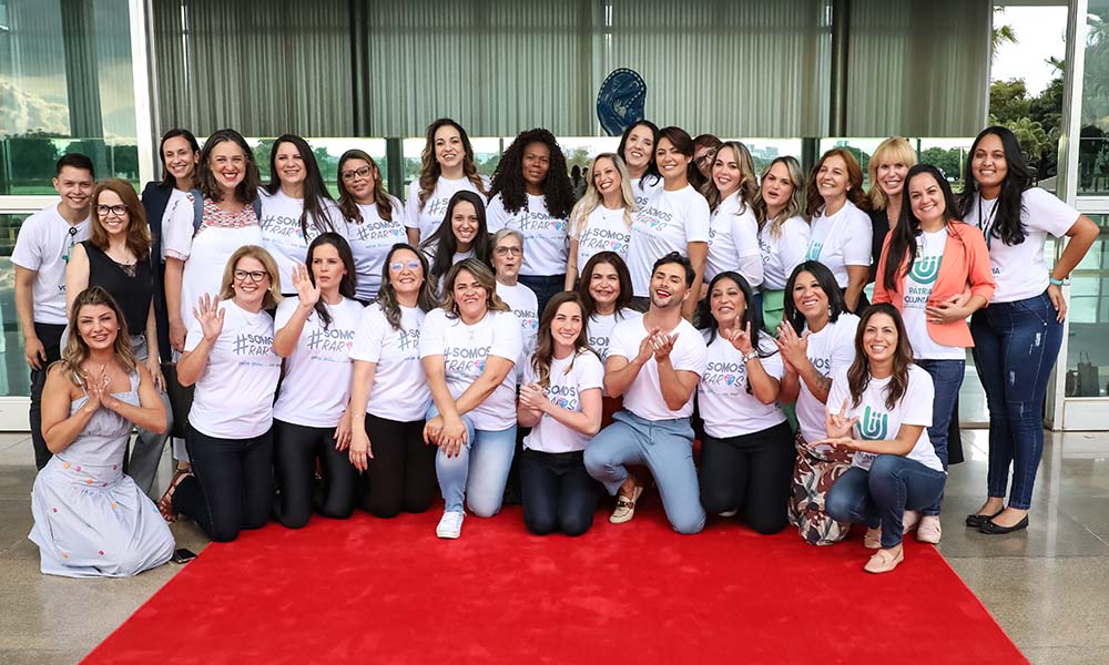 21 mães de crianças raras/pessoas com doenças raras posam no Palácio da Alvorada ao lado de voluntários da Pátria Voluntária, da primeira-dama Michelle Bolsonaro e do maquiador Agustin Fernandez 
