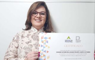 Dra. Jeanine, com o certificado da Pediatria da Sociedade Brasileira de Pediatria - SBP