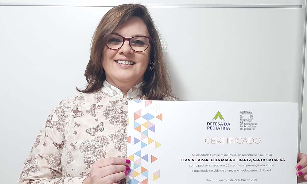 Dra. Jeanine, com o certificado da Pediatria da Sociedade Brasileira de Pediatria - SBP